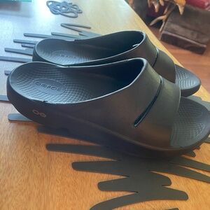 Oofos sandals, Men size 9 Women 11, Black